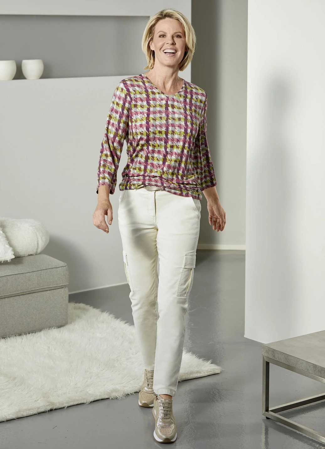 Ansprechendes Shirt Mit Plättchenzier Im Vorderteil 2 Ansprechendes Shirt Mit Plättchenzier Im Vorderteil – Bild 2