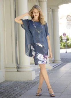 Kleid In Lässiger Ponchoform