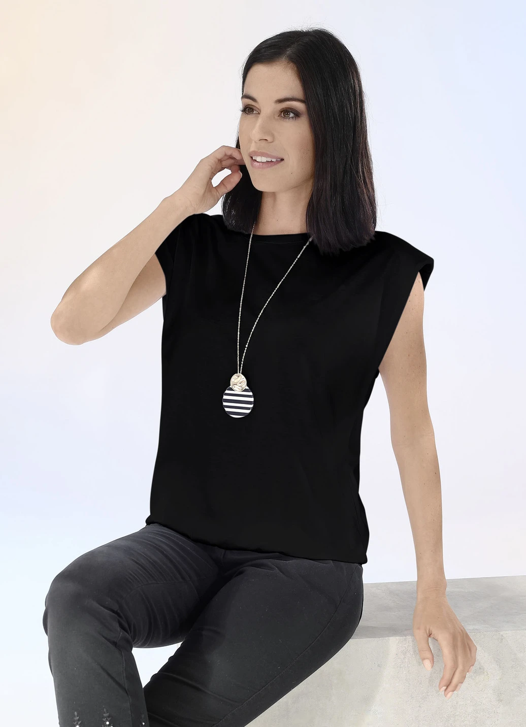 Modisches Shirt Mit Polstern In 2 Farben 2 Modisches Shirt Mit Polstern In 2 Farben – Bild 2