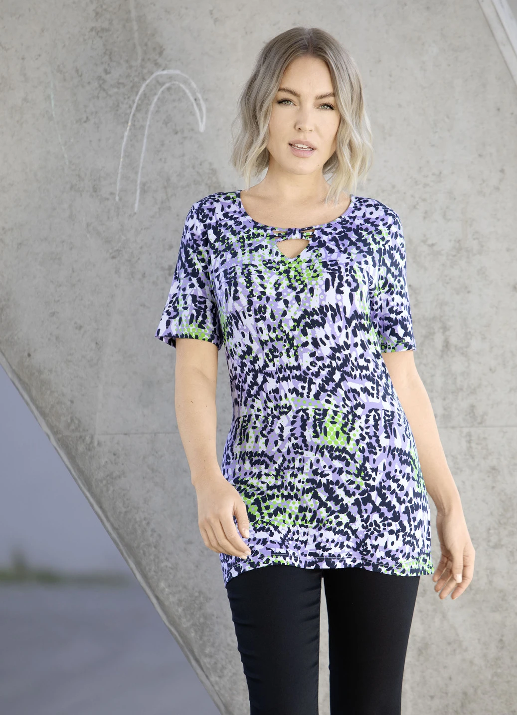 Shirt Mit Ausgefallener Ausschnittverarbeitung 1 Shirt Mit Ausgefallener Ausschnittverarbeitung