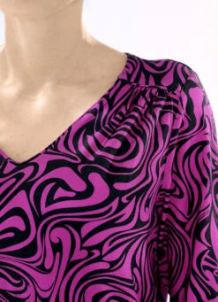 Shirt Mit Faltenlegung An Der Vorderen Schulterpartie -Kleider Mut Verkaufsgeschäft shirt mit faltenlegung an der vorderen schulterpartie farbe fuchsia schwarz groesse 036 1