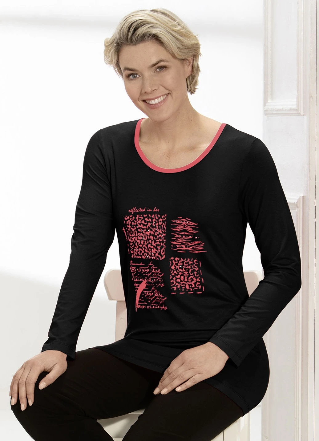 Shirt Mit Kontrast- Und Plättchenzier In 2 Farben 2 Shirt Mit Kontrast- Und Plättchenzier In 2 Farben – Bild 2