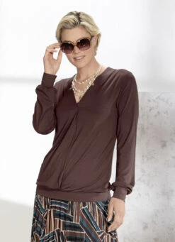 Shirt Mit V-Ausschnitt Und Faltenlegung In 3 Farben -Kleider Mut Verkaufsgeschäft shirt mit v ausschnitt und faltenlegung in 3 farben farbe schokobraun groesse 042